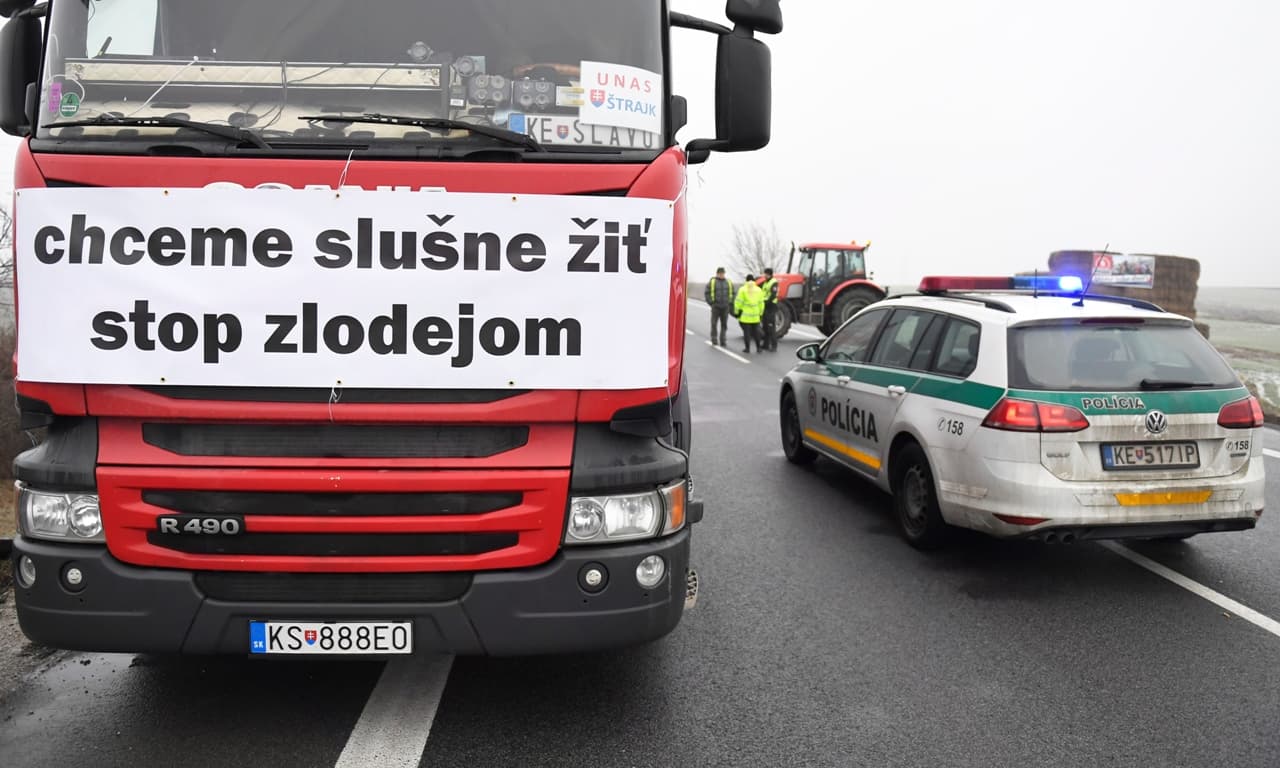 A Dunacsún–Rajka határátkelőt is blokkolják kedden a fuvarozók