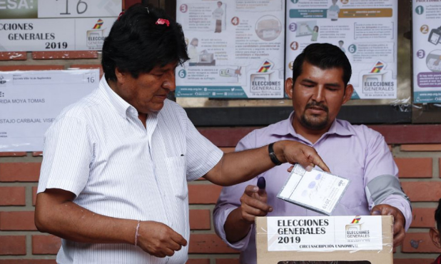 Bolíviai elnökválasztás - Morales és Mesa kapta a legtöbb szavazatot, második fordulóban mérkőznek meg