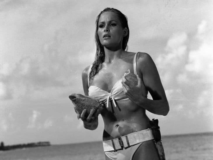 Ursula Andress világhírű James Bond-bikinije akár félmillió dollárt is érhet