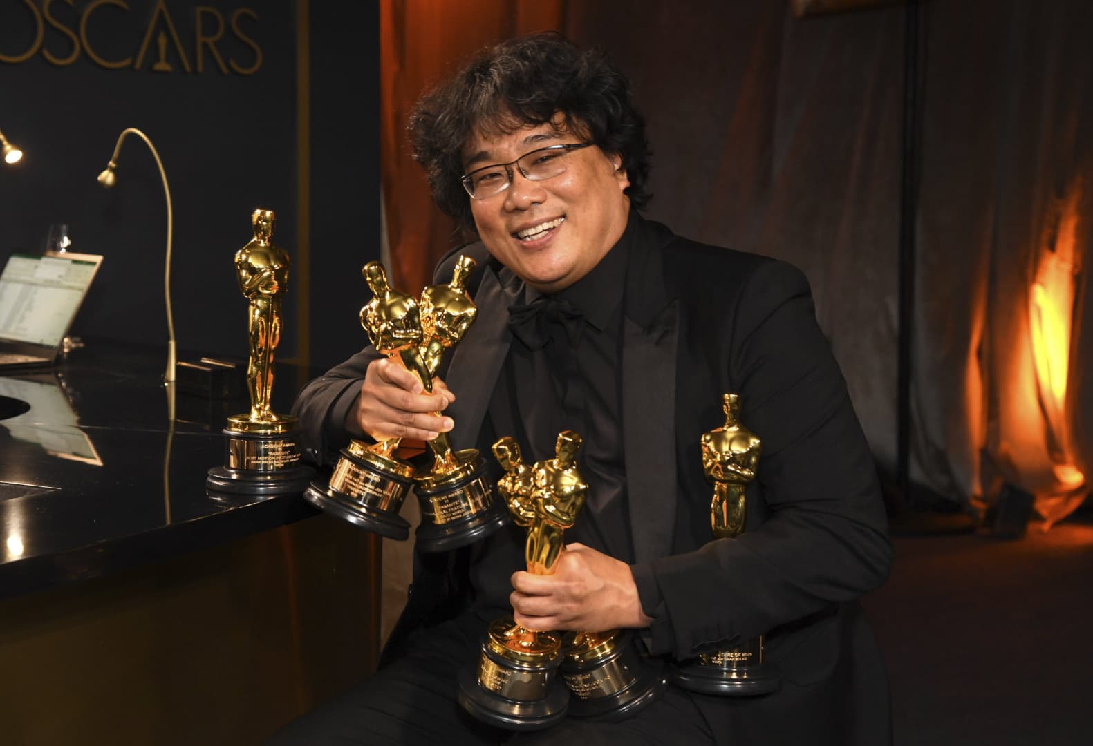 Hősként fogadták az Oscar-díjas Bong Dzsun Hót hazájában