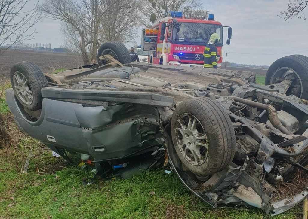 BALESET: Fának csapódott egy Opel Bős határában!