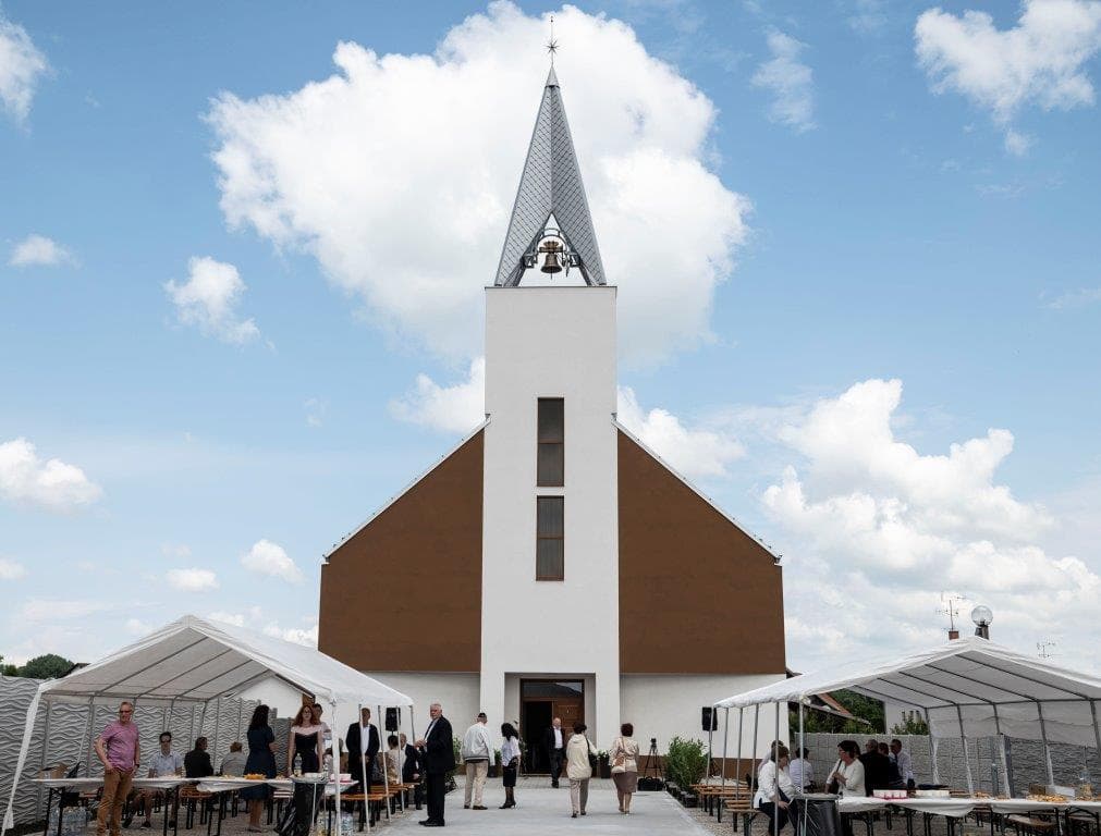 Átadták az új református templomot Bősön