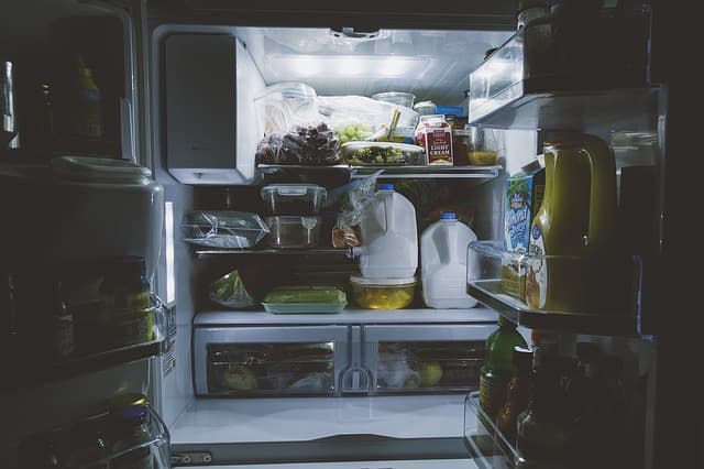 Nagy hiba a hűtőszekrény ajtajába rakni a tejet - rengeteg élelmiszer kerül a szemétbe a rossz tárolás miatt