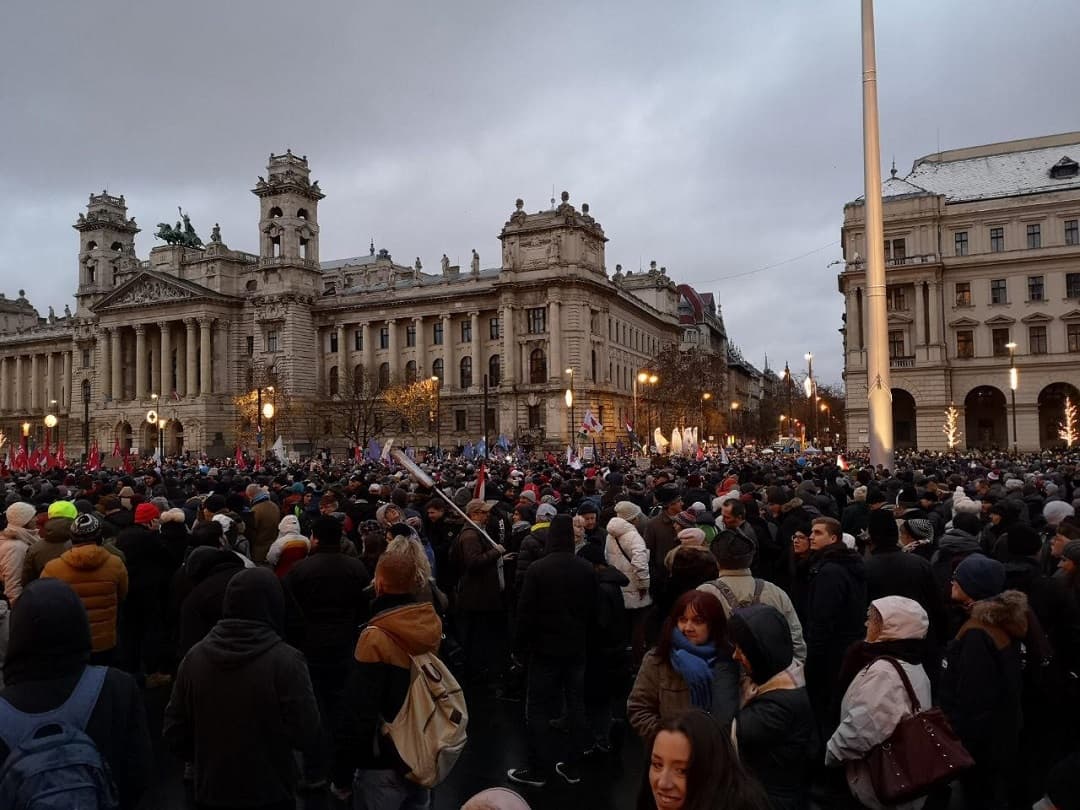 Egyre összeszokottabb a magyar ellenzék, a Fidesz meg úgy ficói, hogy az már röhej