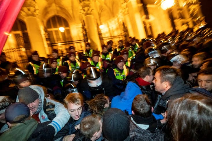 Ennyit kell fizetni Magyarországon, ha egy tüntető rendőrt sérteget