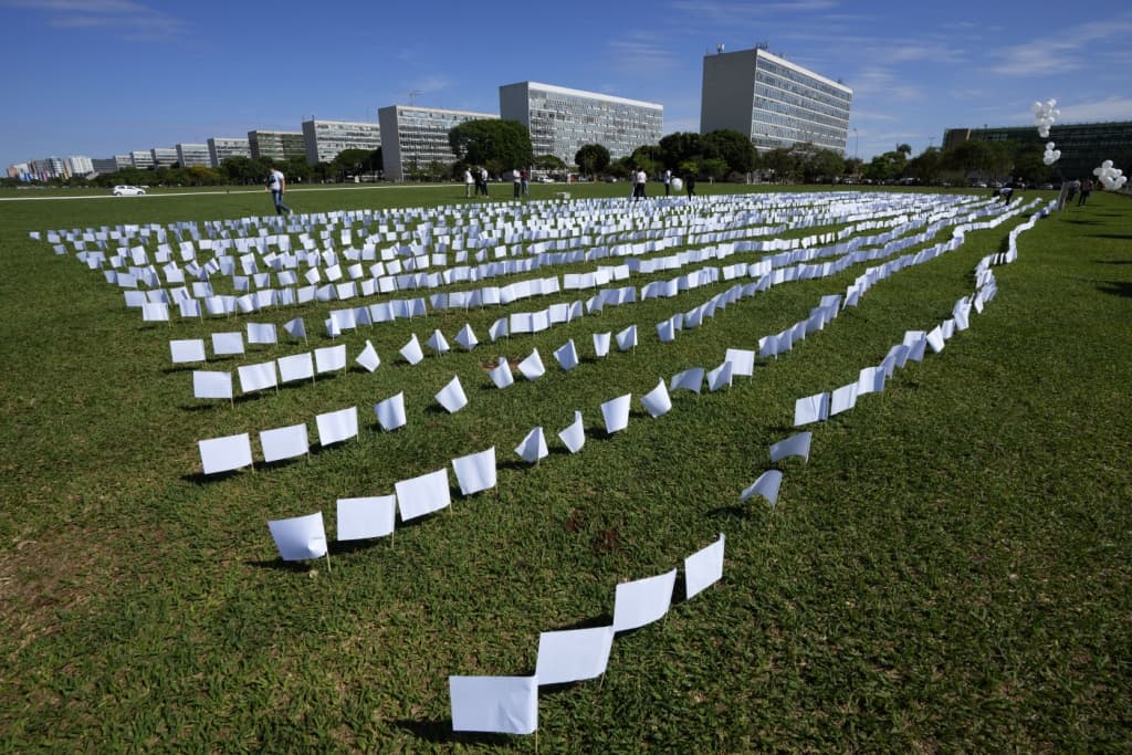 Hatszázezer koronavírusos halottjukra emlékeztek hatszáz fehér zászlóval a brazilok