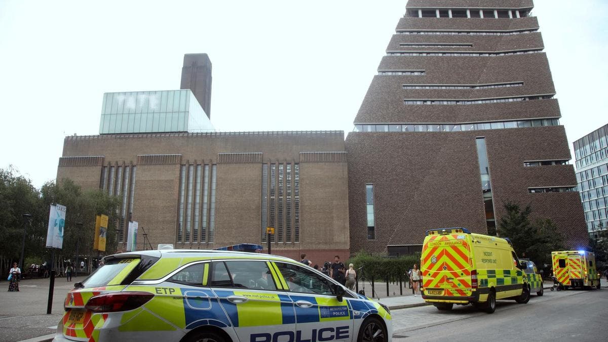 Túl van az életveszélyen a londoni múzeum teraszáról ledobott kisfiú