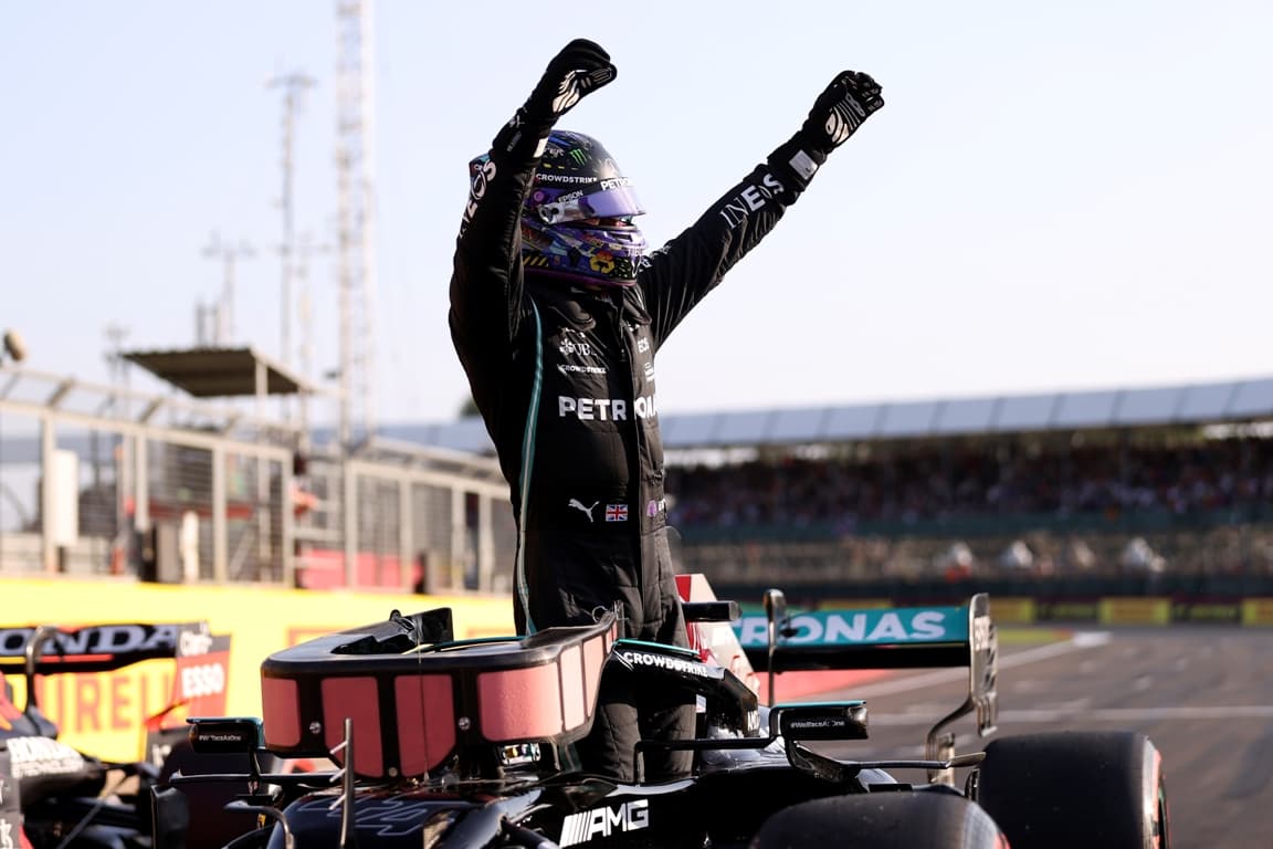 Brit Nagydíj: Hamilton győzött, Verstappen versenye fél körig tartott