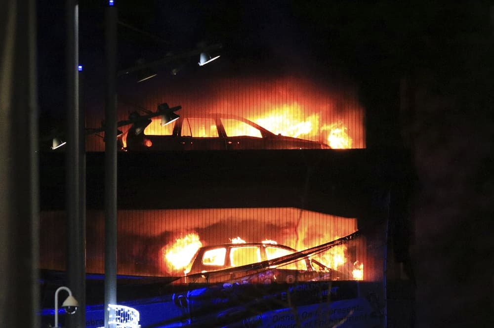 Több száz autó égett ki szilveszter este egy liverpooli parkolóházban