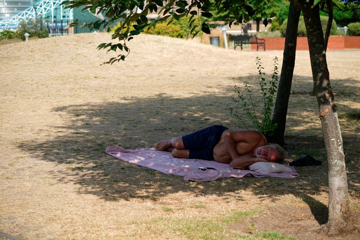 FOTÓK: Nehéz napokat élnek át az emberek Nagy-Britanniában – így próbálnak megküzdeni vele