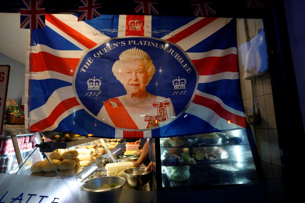 II. Erzsébet halála miatt félárbócra eresztik az elnöki palota előtti zászlókat