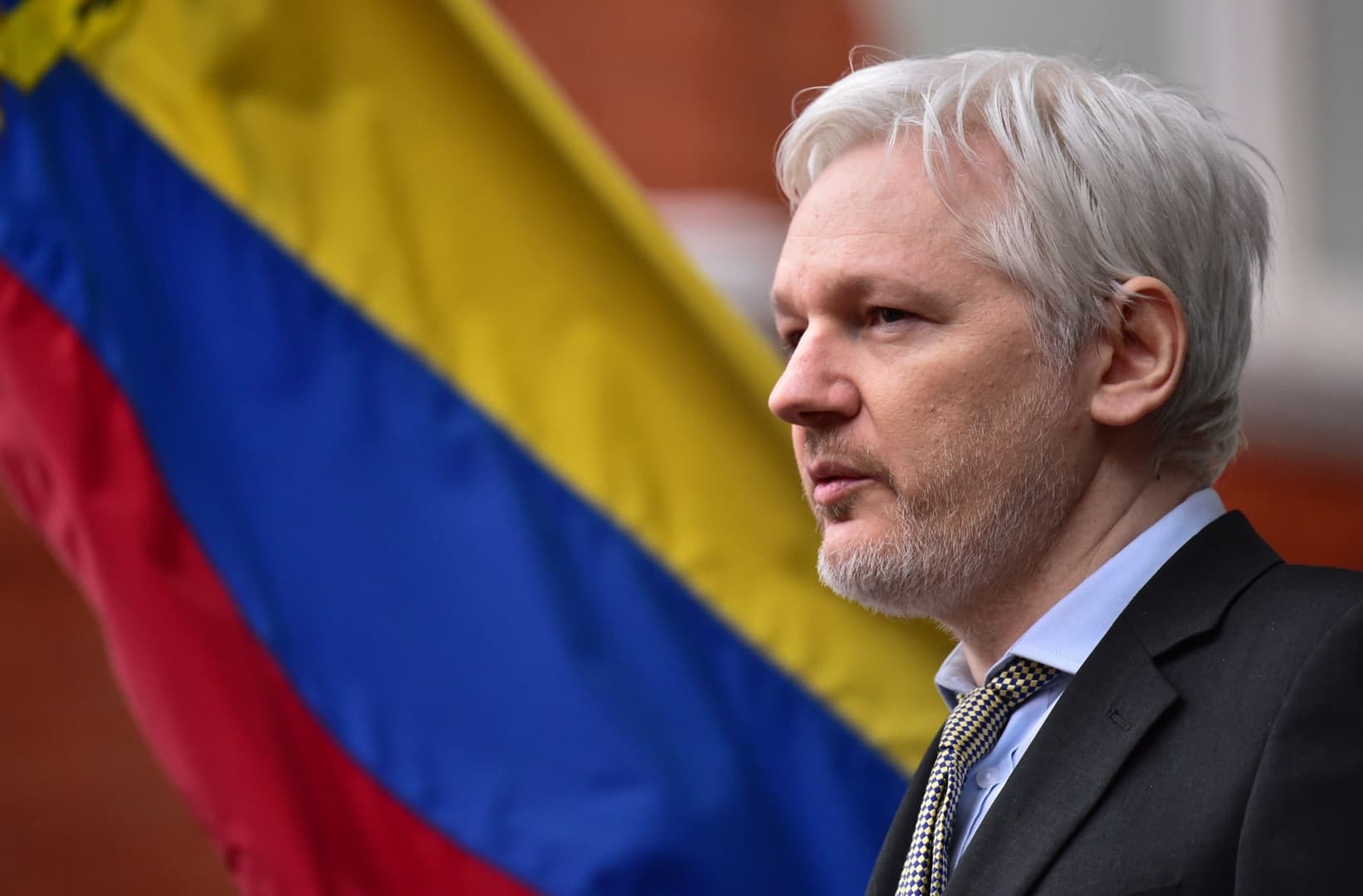 Korlátozzák Assange nethozzáférését