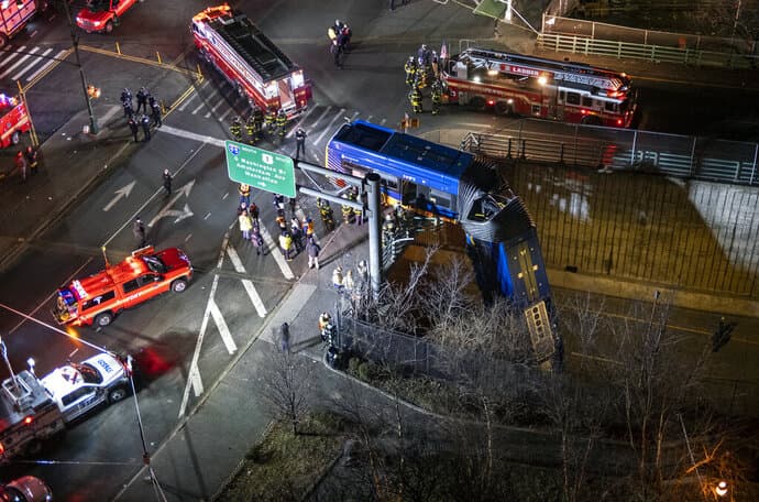 Félig lezuhant a felüljáróról egy csuklós busz New Yorkban (videó)