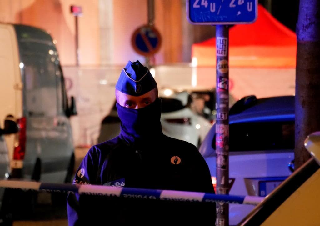 Késsel támadott a rendőrökre egy férfi Brüsszelben, egy közülük meghalt