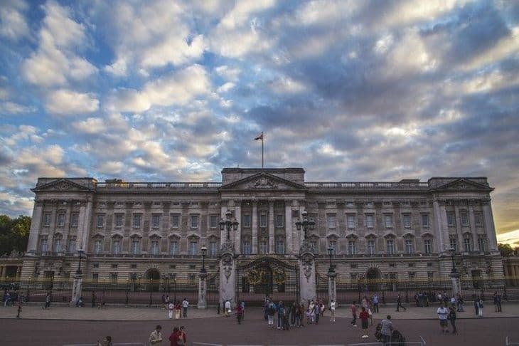 A Buckingham-palota kertjében termő növényekkel ízesített gint dobott piacra a brit királyi család