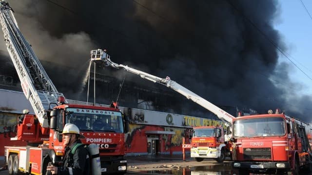 Bukaresti tűzvész - Harmincegyre emelkedett az áldozatok száma, pácban a klub tulajdonosa