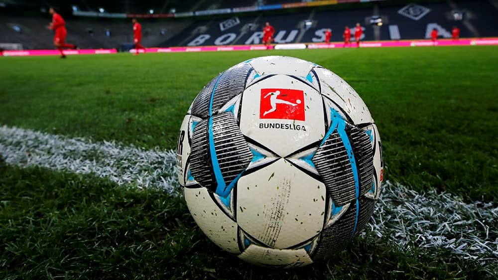 Két hónap után folytatódik a játék a Bundesligában, szombaton a Borussia Dortmund és a Schalke csap össze