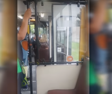 Nyitott ajtóval közlekedett egy busz Győrben (videó)