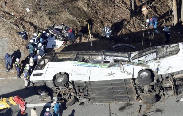 Több tucat ember vesztette életét egy buszbalesetben