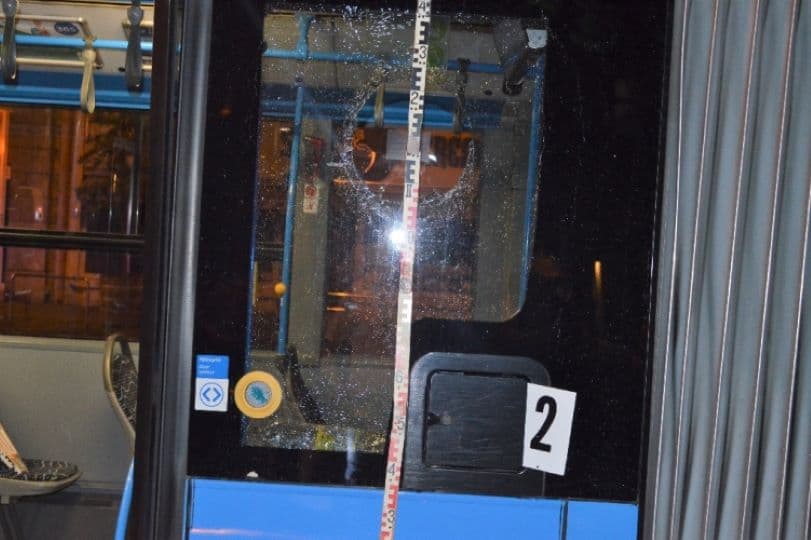 Megsérült egy csecsemő, amikor egy őrült kővel bedobta a busz ablakát Budapest belvárosában