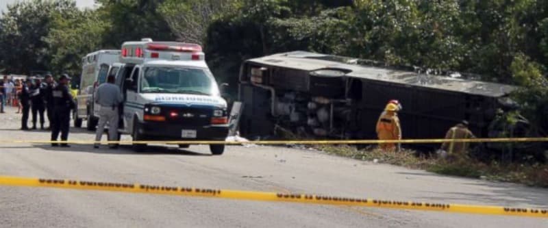 Felborult egy betegeket szállító busz Mexikóban, tizenketten meghaltak