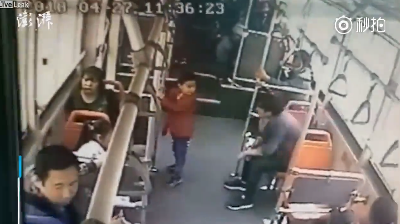 Megrázó! Földhöz csapta, majd megtaposta a kisfiút egy utas a buszon (videó) 18+