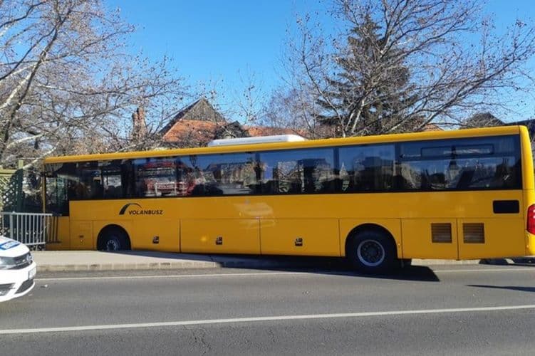 Rosszul lett a sofőr, a busz átszakította egy híd korlátját Győrben