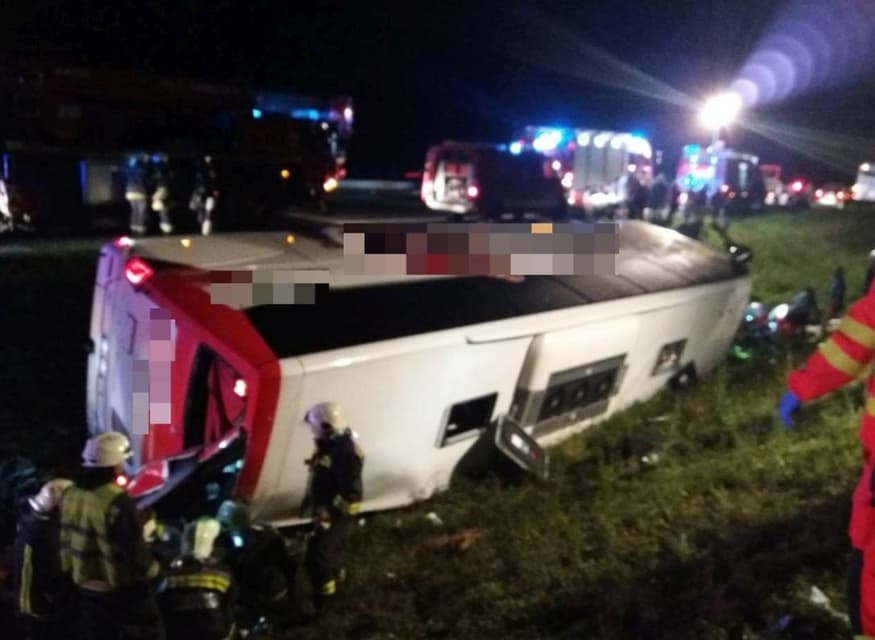 Súlyos baleset Győr közelében: árokba hajtott egy busz, 15 sérült!