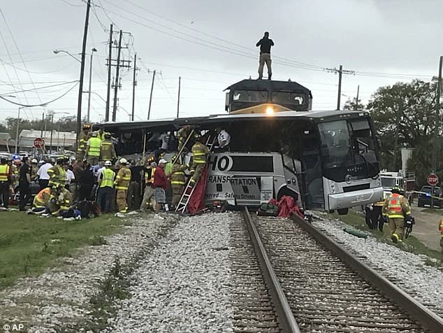 Tehervonat ütközött egy busszal, legalább négyen meghaltak