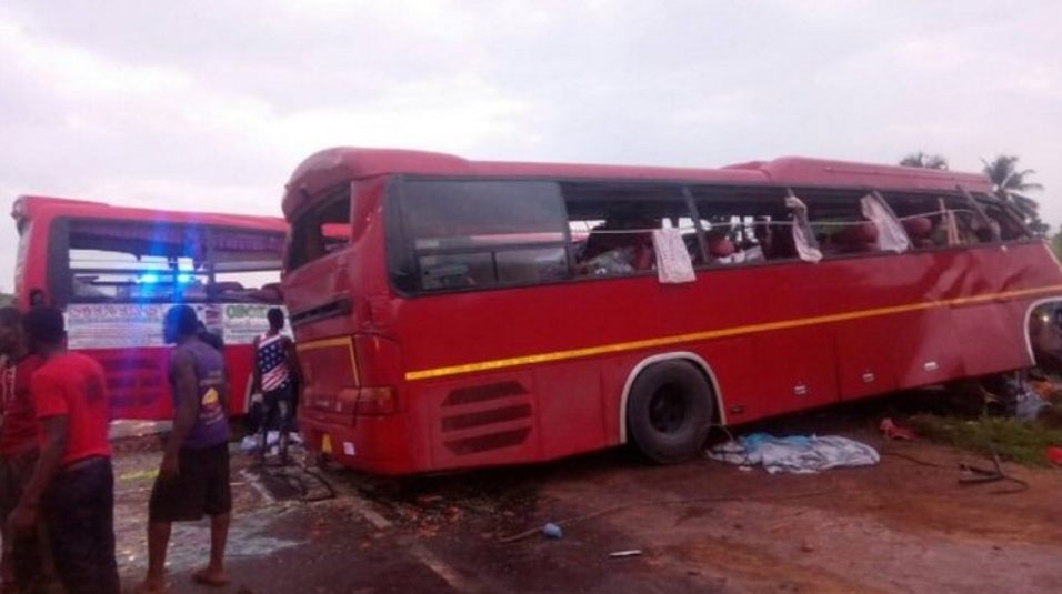 Frontálisan ütközött két busz, legalább 35 ember meghalt!
