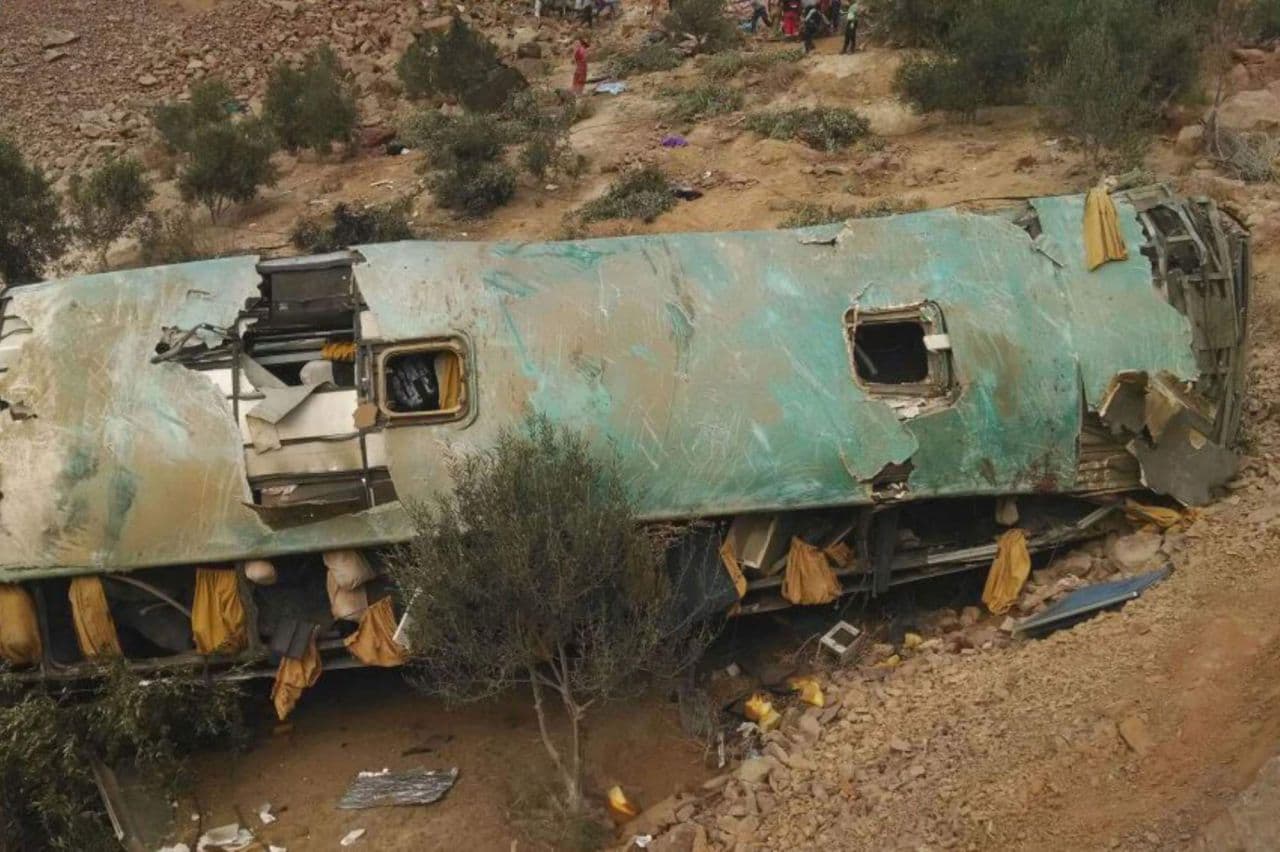 SZÖRNYŰ: Szakadékba zuhant egy iskolabusz, 23-an meghaltak!