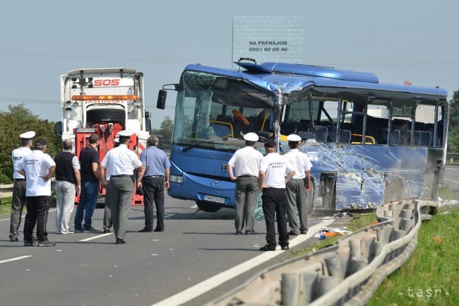 Diákokat szállító busz szenvedett balesetet, legalább 29 ember meghalt