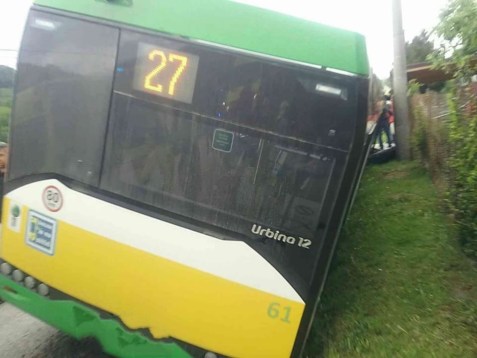 Menetrend szerinti szlovák busz hajtott az árokba, legalább 19 sérült!