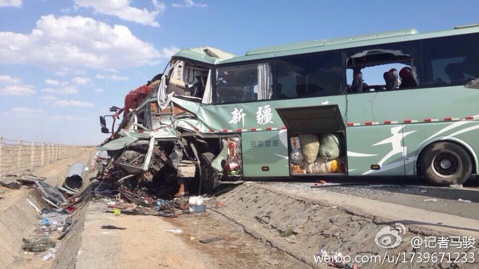 Busz és teherautó ütközött Kínában, legalább 36 halott!
