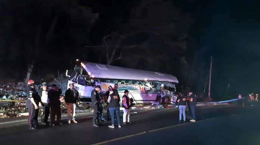 TRAGÉDIA: Autóbusz és kamion ütközött, legalább 21-en meghaltak