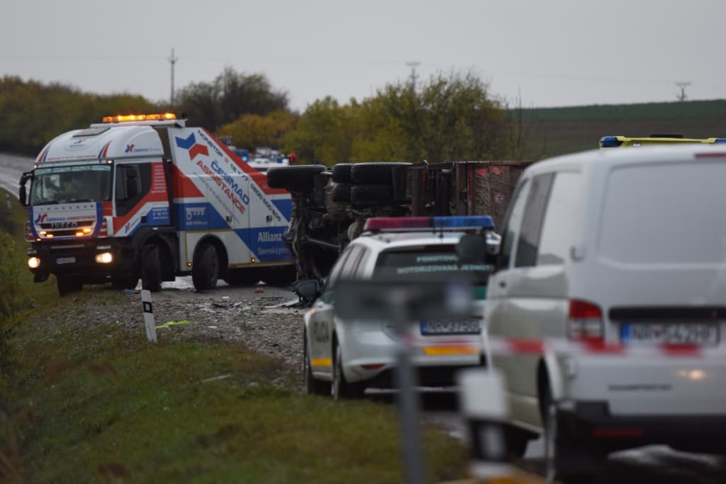Kiderült, mi állhat a 12 halálos áldozatot követelő buszbaleset hátterében, bíróság elé kerülhet a teherkocsi sofőrje