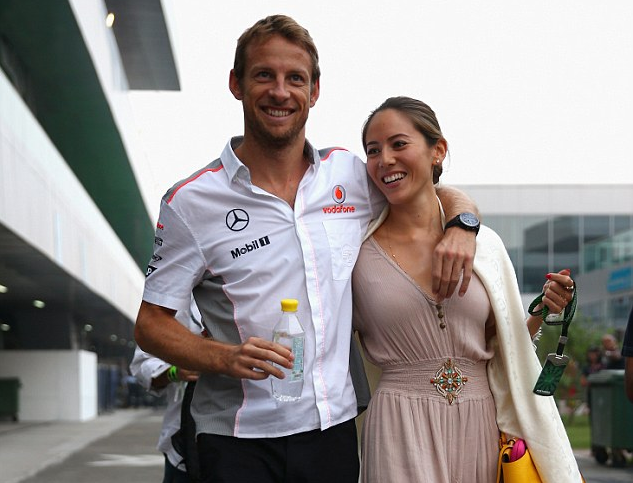 Pucéran pózolt Jenson Button várandós menyasszonya – FOTÓ 