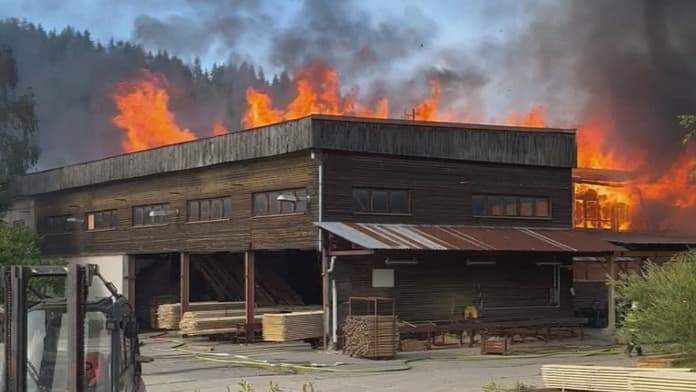 Óriási lángokkal égett a fafeldolgozó