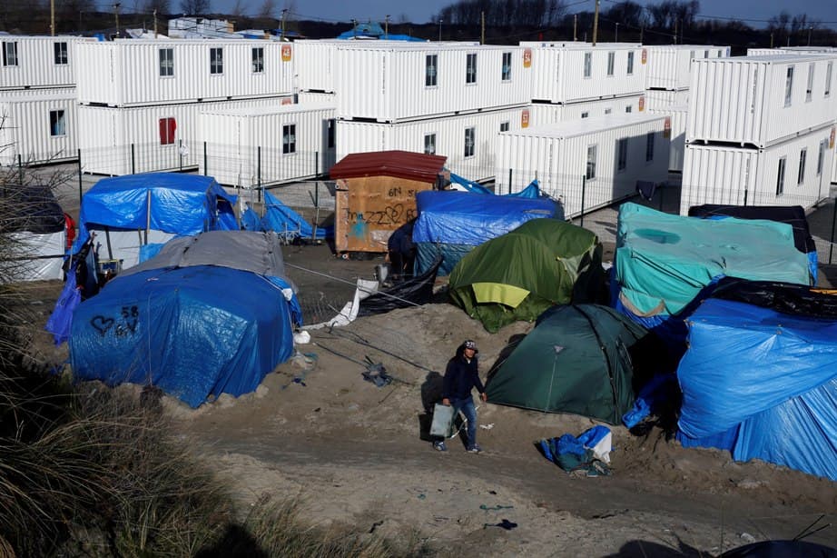 Megkezdődött a menekülttábor felszámolása Calais-ban