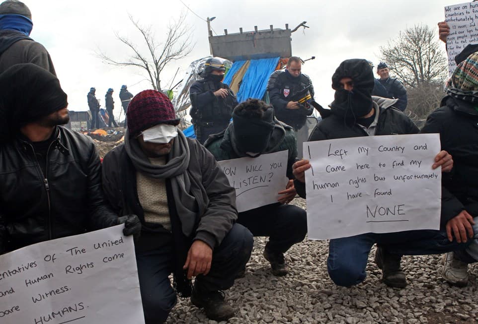 Szájuk bevarrásával tiltakoznak a menekültek Calais-ben