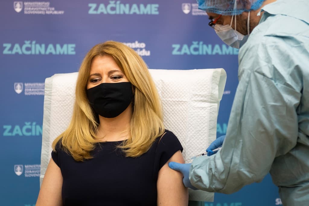 „A vakcina a legjobb mód, hogy kijussunk ebből a helyzetből” – Čaputová is megkapta a koronavírus elleni oltást