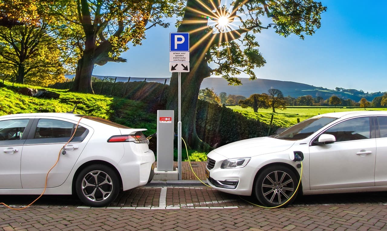 Újabb eladási rekordot érnek el az elektromos autók, az idén értékesített járművek ötöde már elektromos lesz