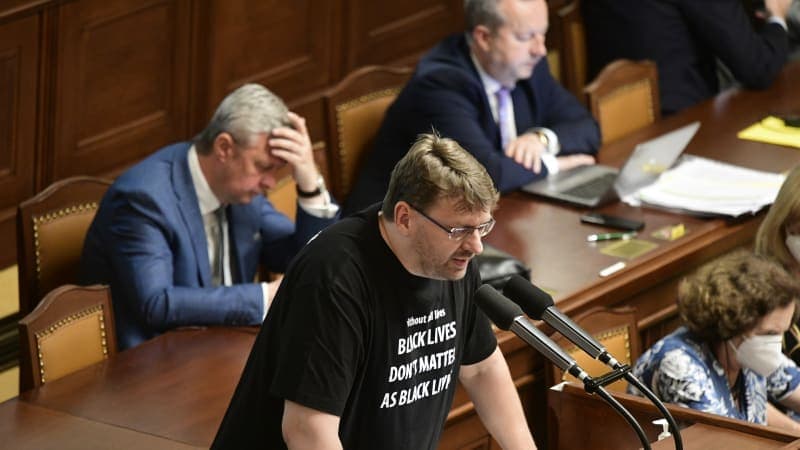 Botrány a cseh parlamentben: maszk nélkül akart felszólalni egy képviselő, lökdösődés lett a vége (VIDEÓ)