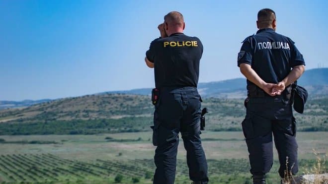 Észak-Macedóniában szolgáló cseh rendőrök fertőződtek meg, különgéppel szállították őket Prágába