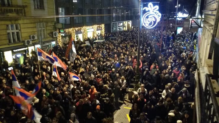 Szerbiában és Montenegróban ezrek tüntettek a kormány ellen