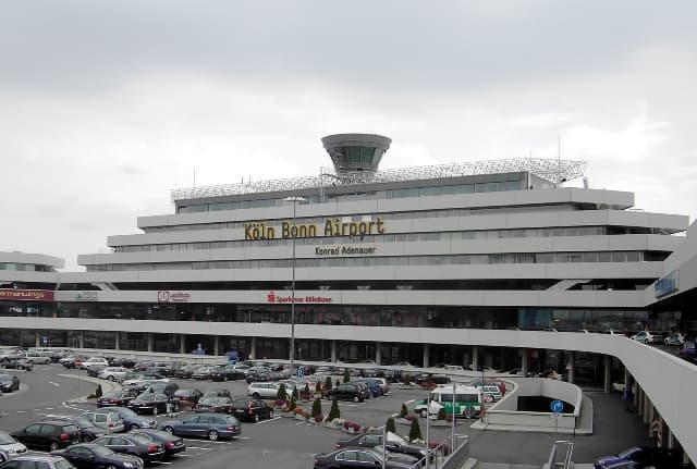 Biztonsági okokból leállították a forgalmat a Köln-Bonn repülőtéren