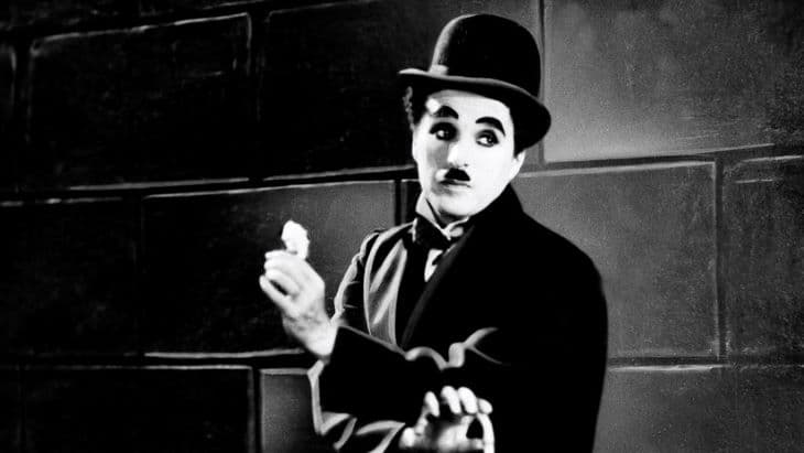 Felújított formában mutatják be Chaplin filmjeit a világ mozijaiban A kölyök 100. évfordulója alkalmából