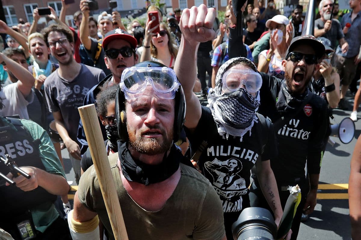 ERŐSZAK, SZÁNDÉKOS GÁZOLÁS: A fehérek felsőbbrendűségét hirdető neonácik és ellentüntetők csaptak össze az amerikai Charlottesville-ben