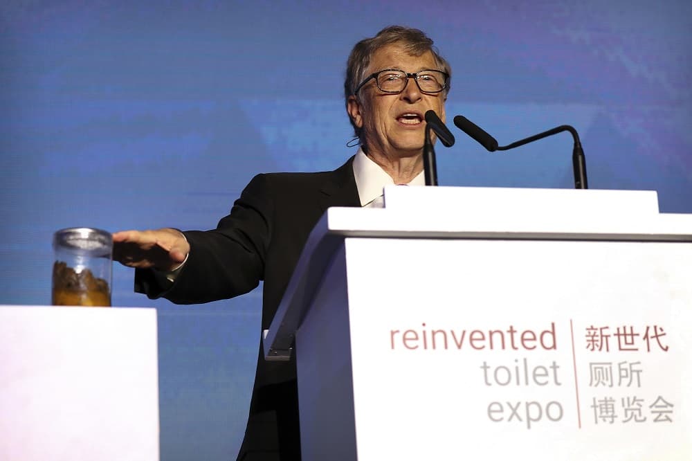 Bill Gates szarral a kezében tartott előadást a vécék hiányáról