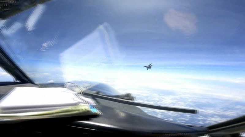 Feleslegesen agresszív manővert hajtott végre egy kínai vadászgép egy amerikai felderítőgép előtt (VIDEÓ)